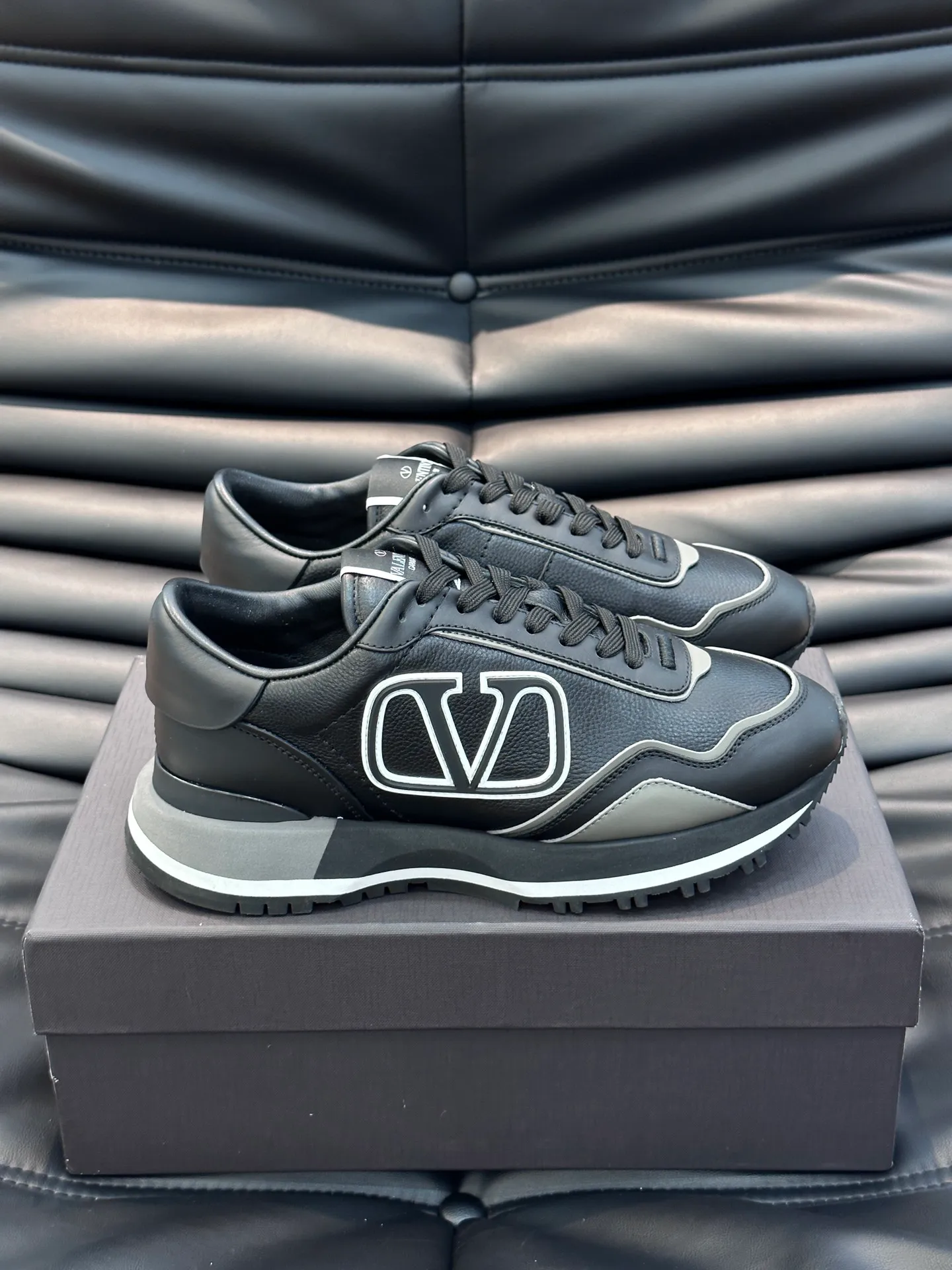 P540💰 Product trademark: VALENTINO "Valentino" Regular size: 38-44 [45 customized] Product material: Warren men's casual sports shoes, made of imported first-layer cowhide, with brand emblem on the tongue, rivet rubber outsole, non-slip, wear-resistant and shock-absorbing, cowhide lining foot pads, comfortable and breathable, with original box packaging equation bag!